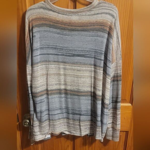 Women's 1XL V Neck Long Sleeve NWOT - Picture 2 of 5